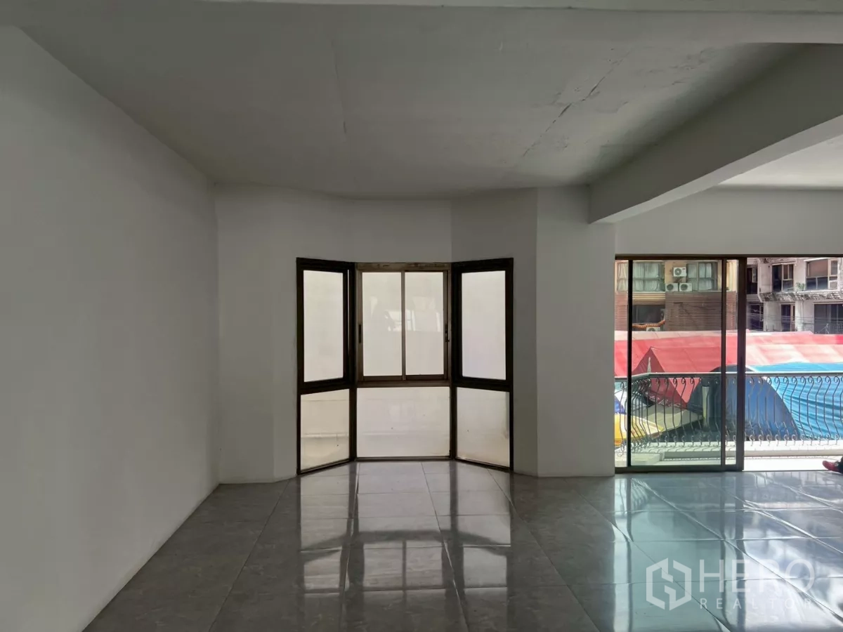 零售空间 出租在Pathum Wan, Bangkok - 转角飘窗与推拉门，为商铺带来自然采光