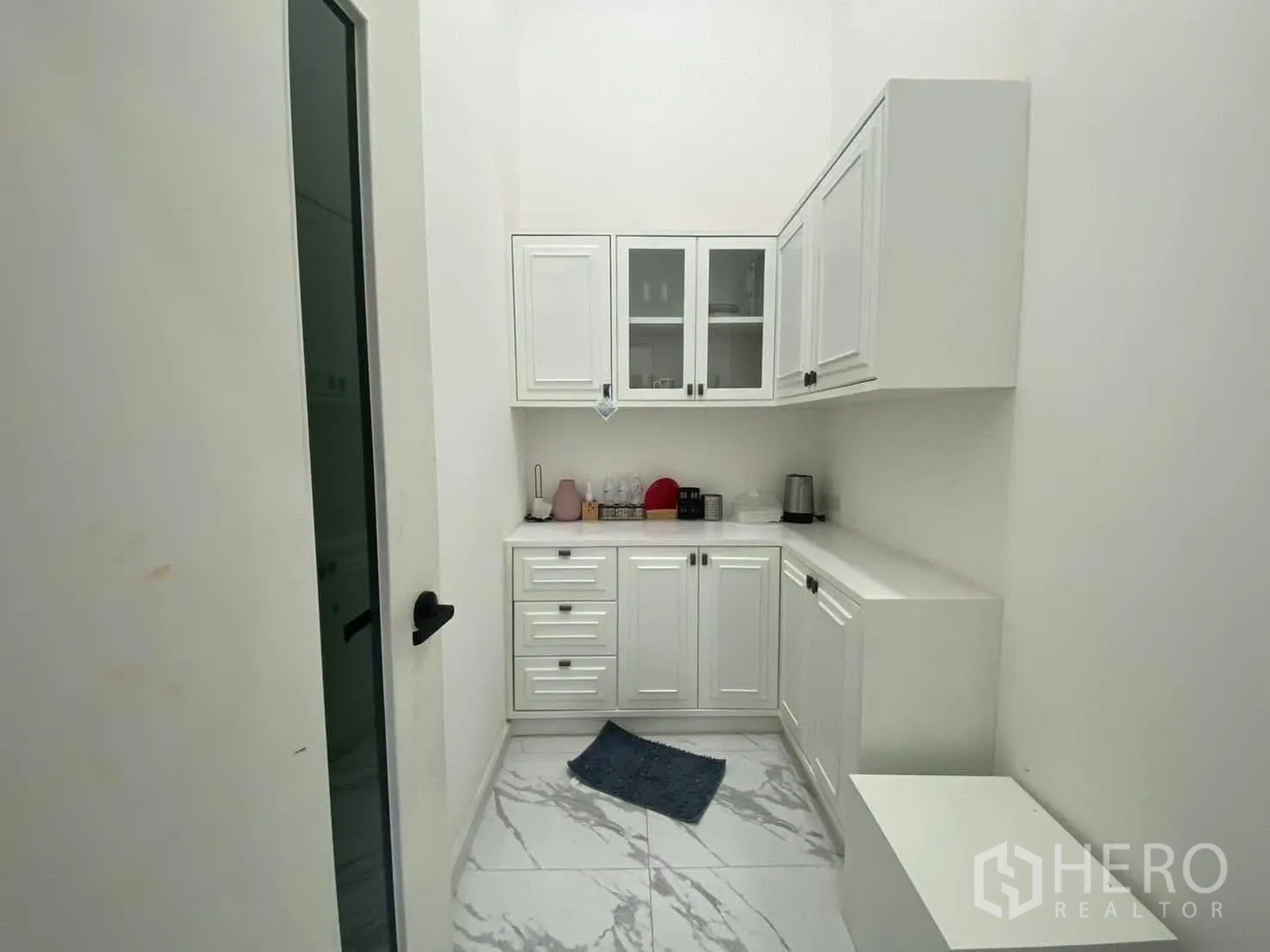 โกดัง for rent in Mueang Samut Prakan, Samut Prakan - มุมแพนทรีพร้อมตู้บิวท์อินและเคาน์เตอร์