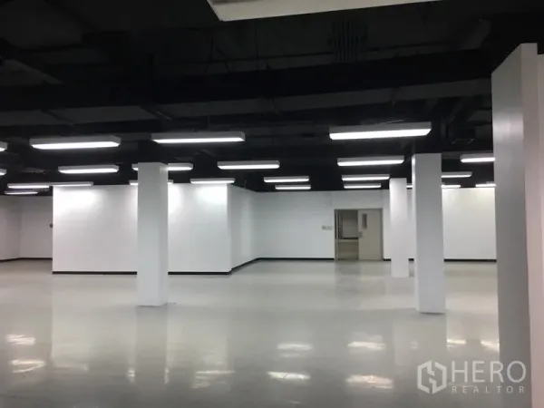 สำนักงาน ให้เช่าในHuai Khwang, Bangkok - ชั้นสำนักงานแบบโอเพ่นสเปซ กำแพงสีขาว เสา และไฟ LED สว่าง