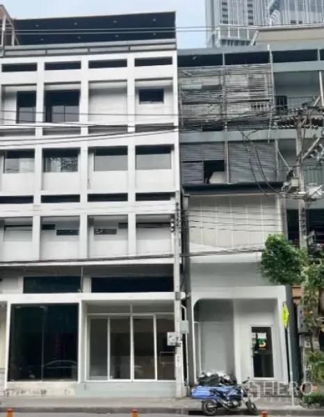 อาคารพาณิชย์ ให้เช่าในWatthana, Bangkok - ด้านหน้าตึกแถว 5 ชั้นติดถนนใหญ่ พร้อมกระจกโชว์หน้าร้าน.