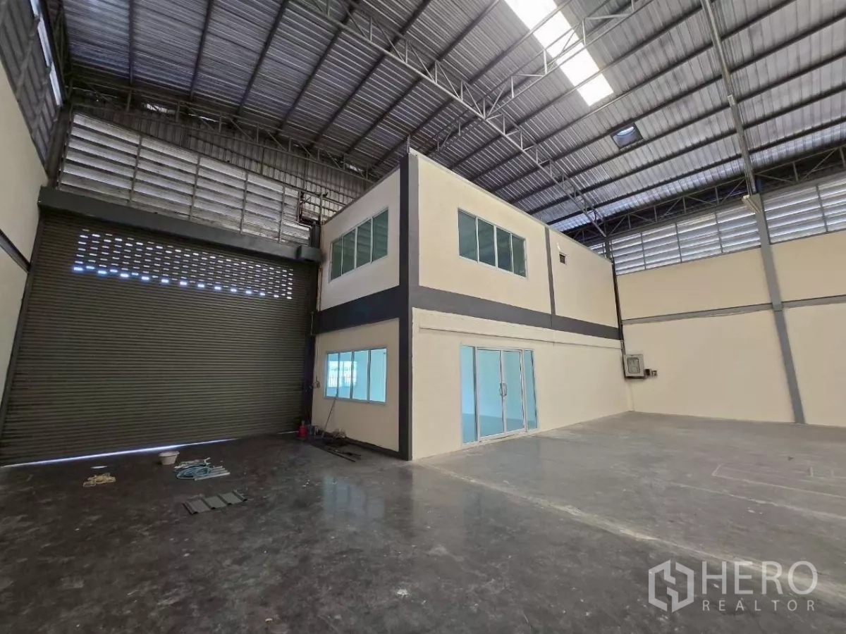 โรงงาน ให้เช่าหรือขายในMueang Samut Sakhon, Samut Sakhon - มุมโกดังที่มีออฟฟิศภายในสองชั้น ประตูกระจก และประตูม้วนขนาดใหญ่