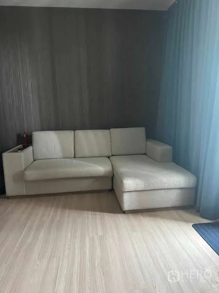 คอนโด ขายในPhaya Thai, Bangkok - โซฟา L สีเบจชิดผนังลายเท็กซ์เจอร์ พื้นไม้