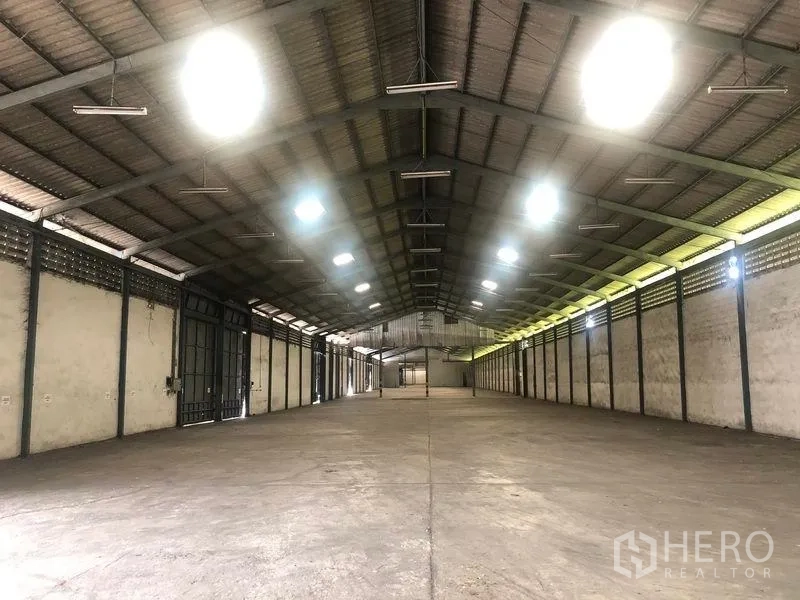 货栈 出租在Bang Pa-in, Phra Nakhon Si Ayutthaya - 通透的仓库内部，灯光对称，墙体带通风孔。