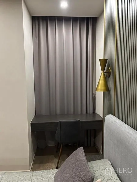 Condominium for rent in Watthana, Bangkok - Open steel-frame wardrobe and shelving next to the sliding door.