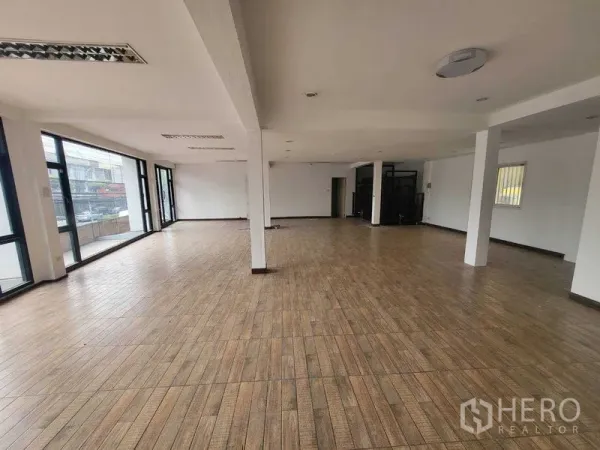 店屋 出租在Khlong Toei, Bangkok - 二层宽敞空间，木纹地板与大面积转角窗，临街采光佳。