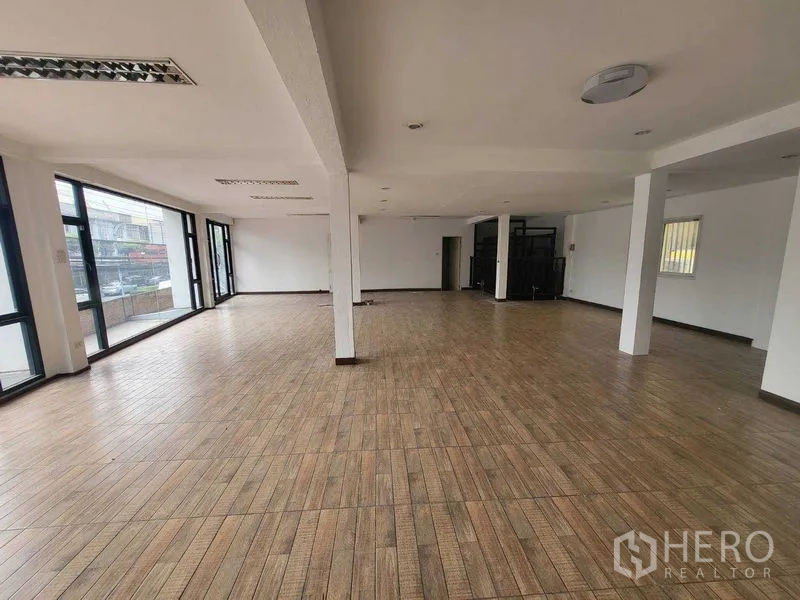 店屋 出租在Khlong Toei, Bangkok - 二层宽敞空间，木纹地板与大面积转角窗，临街采光佳。