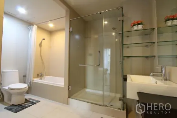 คอนโด ให้เช่าในWatthana, Bangkok - ห้องน้ำสไตล์โมเดิร์นพร้อมตู้ shower กระจก อ่างอาบน้ำ โถสุขภัณฑ์ และอ่างล้างหน้า