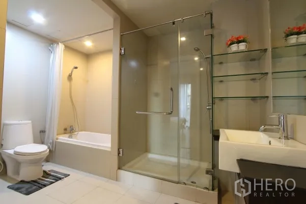 คอนโด ให้เช่าในWatthana, Bangkok - ห้องน้ำสไตล์โมเดิร์นพร้อมตู้ shower กระจก อ่างอาบน้ำ โถสุขภัณฑ์ และอ่างล้างหน้า