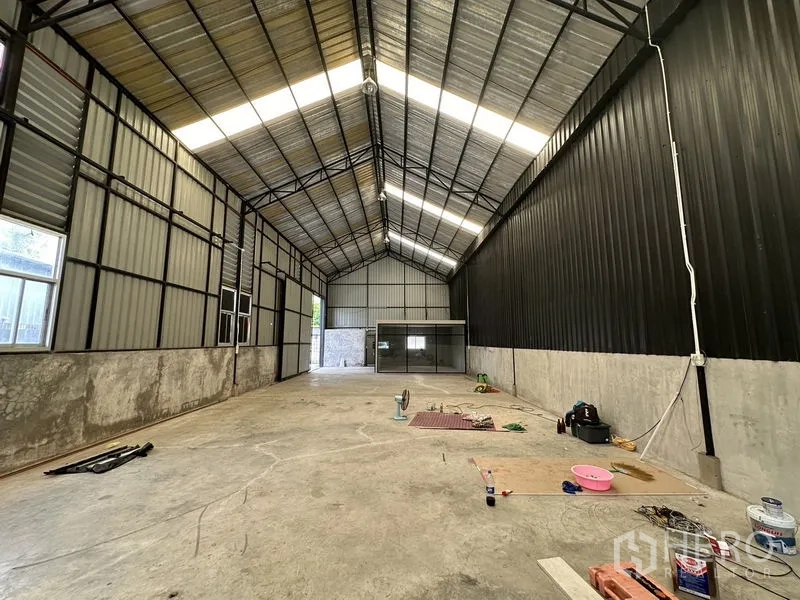 คลังสินค้า ให้เช่าในLat Phrao, Bangkok - มุมมองลึกภายในโกดังยาว มีหน้าต่างและออฟฟิศกั้นกระจกด้านท้าย