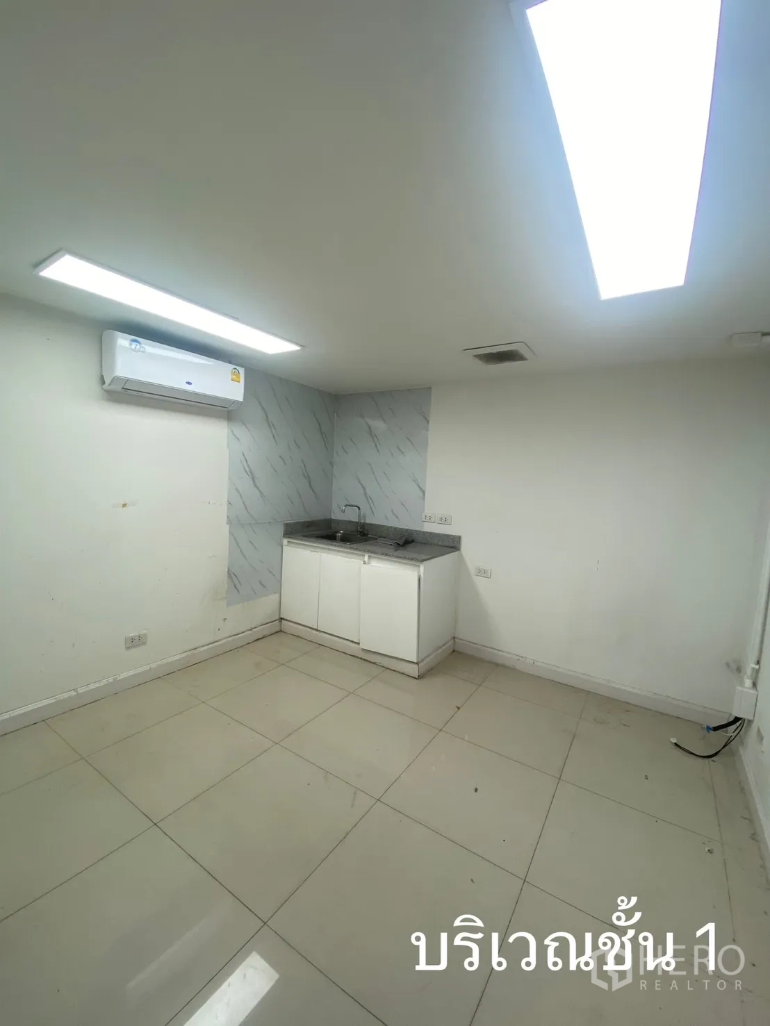 店屋 出租在Watthana, Bangkok - 茶水间，壁挂空调、白色柜体与水槽。