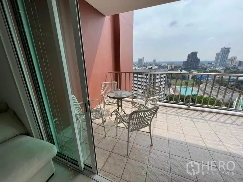 คอนโด ให้เช่าในWatthana, Bangkok - ระเบียงเชื่อมต่อจากห้องนั่งเล่น ประตูกระจกบานเลื่อนและราวกันตก พร้อมวิวเมือง