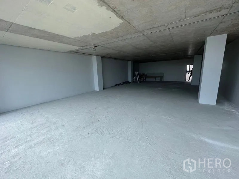 สำนักงาน ให้เช่าในBang Phli, Samut Prakan - ออฟฟิศแบบเปลือยโล่ง เพดานคอนกรีต ผนังสีขาวและเสาโครงสร้าง