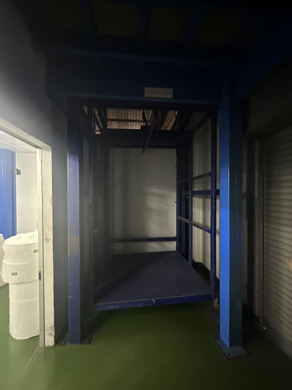 货栈 出租或出售在Lam Luk Ka, Pathum Thani - 蓝色钢结构货运升降台，用于楼层间搬运货物。