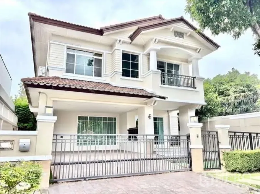 Detached House for rent in Phasi Charoen, Bangkok - Front exterior of the detached house with secure metal gate and carport.