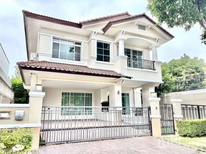 Detached House for rent in Phasi Charoen, Bangkok - Front exterior of the detached house with secure metal gate and carport.