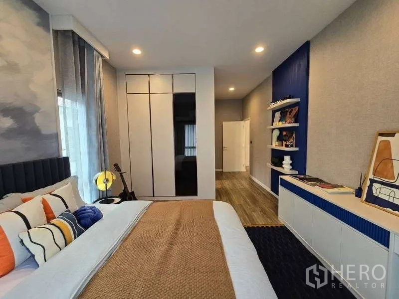 独立式住宅 出租在Bang Kapi, Bangkok - 次卧另一角度，走廊旁内置衣柜与置物架。