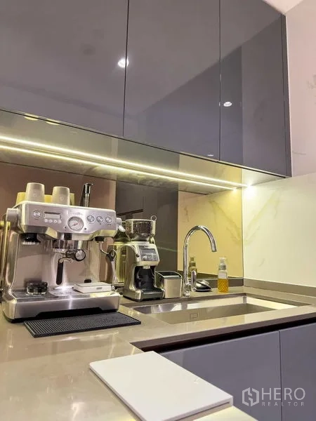 公寓 出售在Khlong Toei, Bangkok - 茶水间配浓缩咖啡机，石英台面与亮面橱柜。