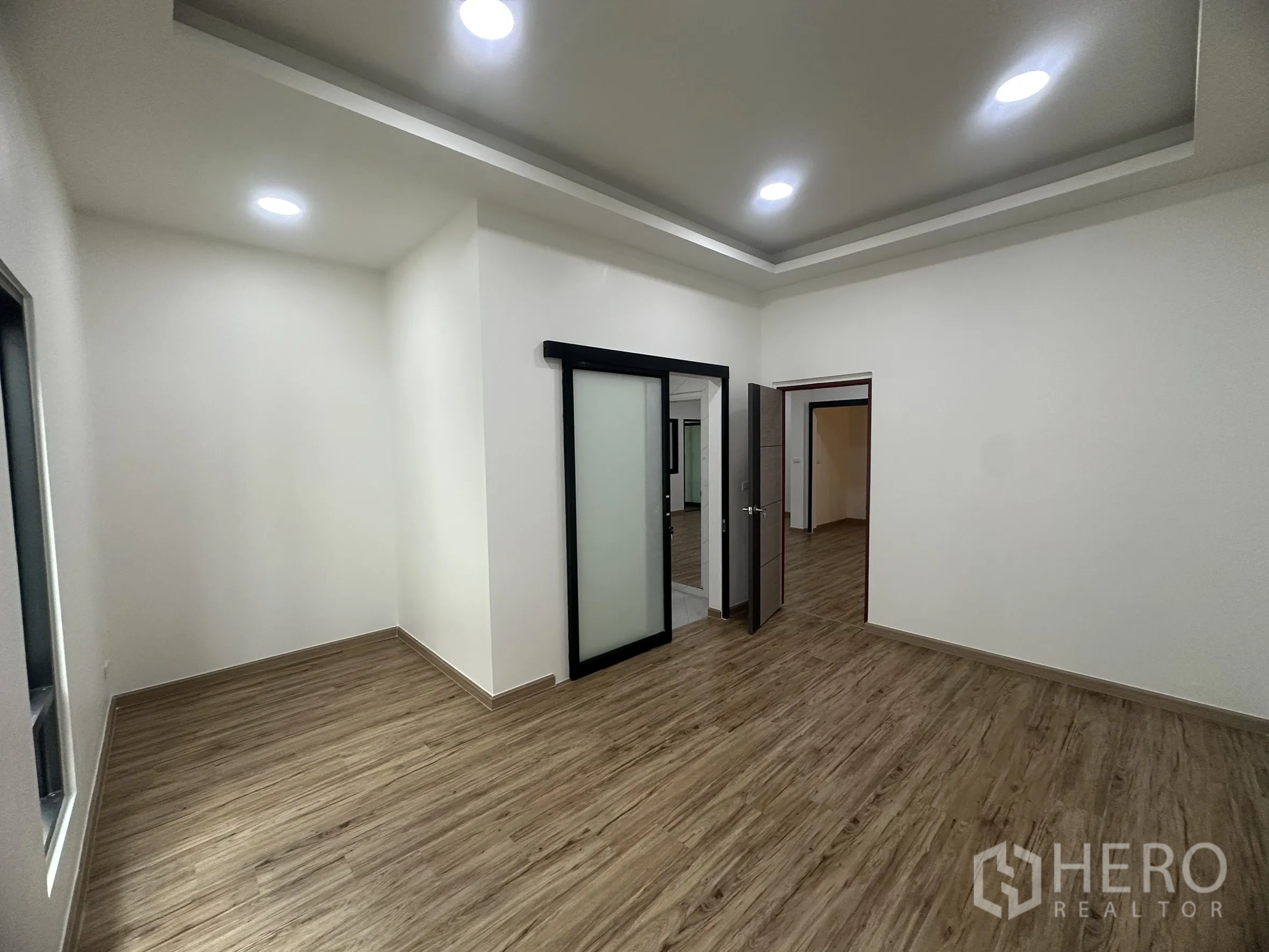 คลังสินค้า ขายในKhlong Luang, Pathum Thani - ห้องทำงานหรือห้องนอน เพดานหลุม ประตูกระจกบานเลื่อน พื้นลายไม้