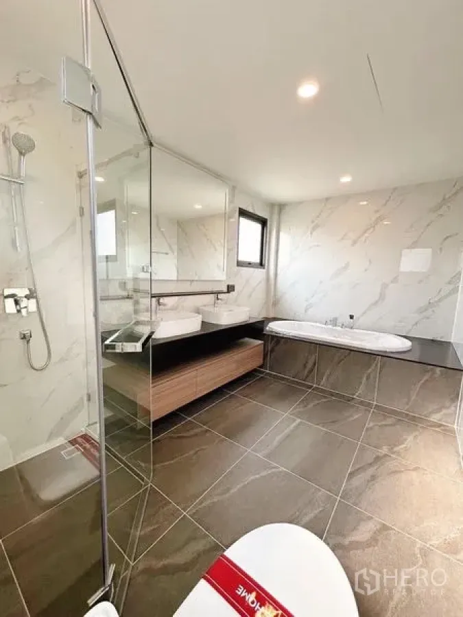 Detached House for rent in Bang Phli, Samut Prakan - Spacious marble bathroom with soaking tub, glass shower and large mirror.