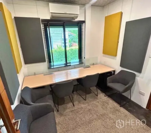 零售空间 出租在Yan Nawa, Bangkok - 私密会议/用餐室，长桌、软包座椅与吸音板。