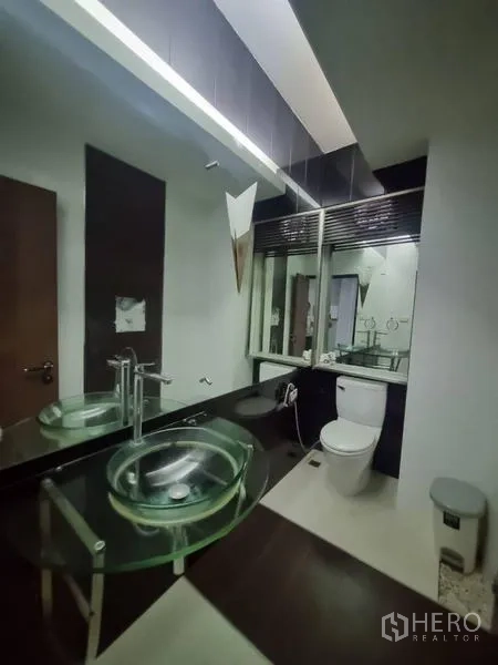 店屋 出租在Watthana, Bangkok - 卫生间配玻璃盆台、大片镜面与坐便器。