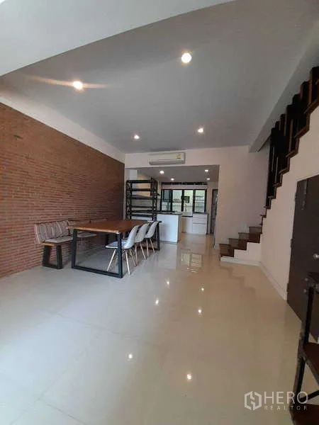 ทาวน์เฮาส์ ให้เช่าในKhlong Toei, Bangkok - ส่วนทานอาหารผนังอิฐเปลือยเชื่อมครัวแบบเปิด