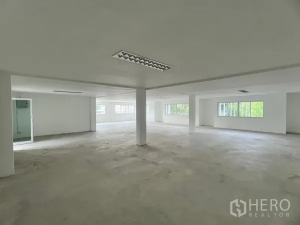 零售空间 出租在Huai Khwang, Bangkok - 开阔零售空间，吊顶荧光灯、玻璃门服务间与多面窗户。