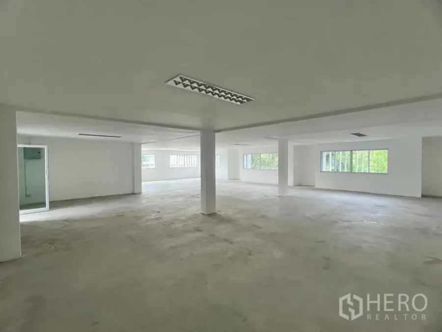 零售空间 出租在Huai Khwang, Bangkok - 开阔零售空间，吊顶荧光灯、玻璃门服务间与多面窗户。