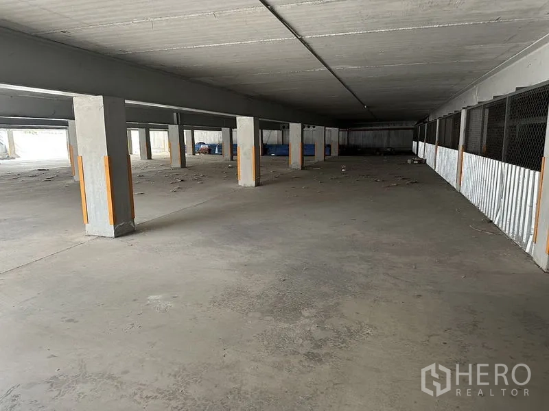 Warehouse for rent in Lat Krabang, Bangkok - Another view of the ground-level undercroft space with column grid and ventilation openings.