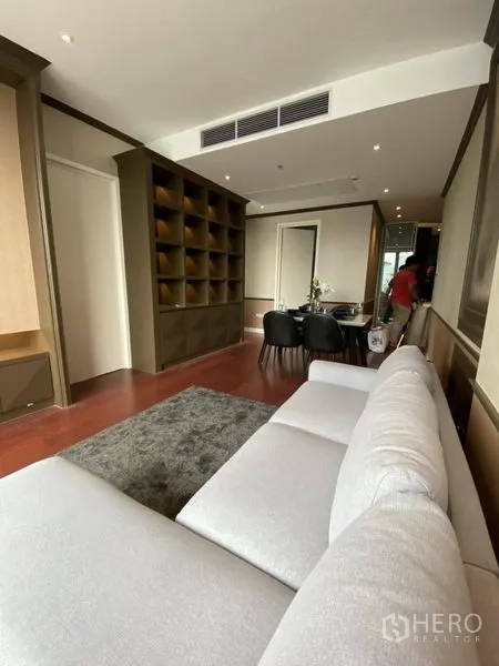 Condominium for rent in Watthana, Bangkok - Long living–dining space with hardwood floors, built-in storage and concealed air-conditioning.