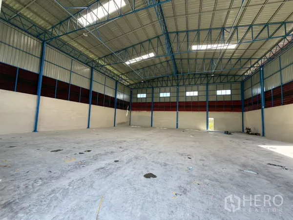 คลังสินค้า ให้เช่าในLam Luk Ka, Pathum Thani - พื้นที่เก็บสินค้ากว้าง เสาโครงเหล็กสีน้ำเงินและช่องระบายอากาศ
