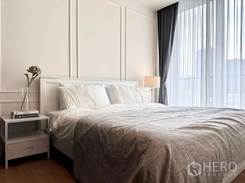 公寓 出租在Watthana, Bangkok - 卧室另一角度，厚窗帘与纱帘，充足自然光与城市景致。