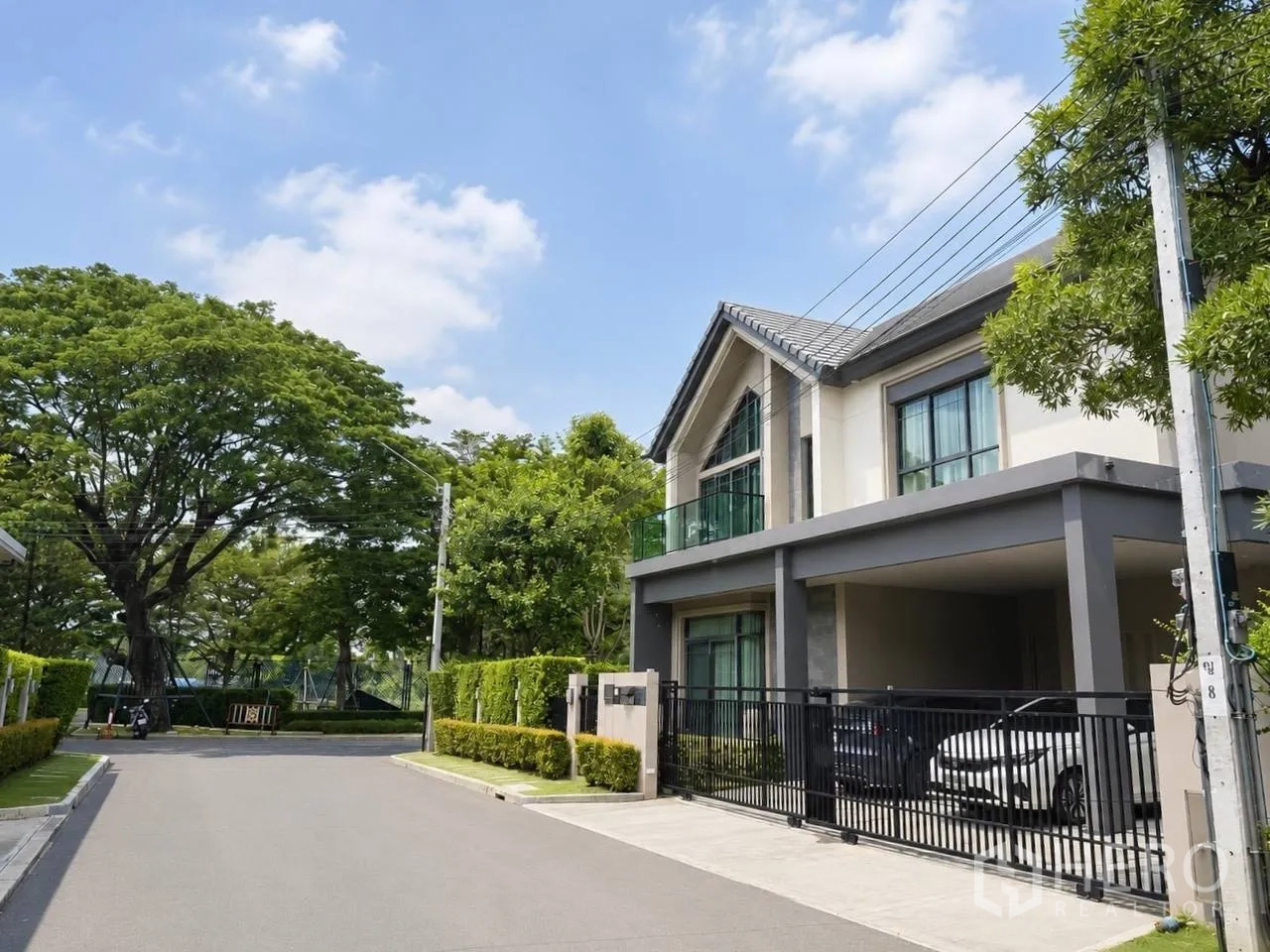 บ้านเดี่ยว for sale in Bang Kruai, Nonthaburi - ภายนอกบ้านสองชั้นสมัยใหม่ พร้อมรั้วและโรงจอดรถในร่ม