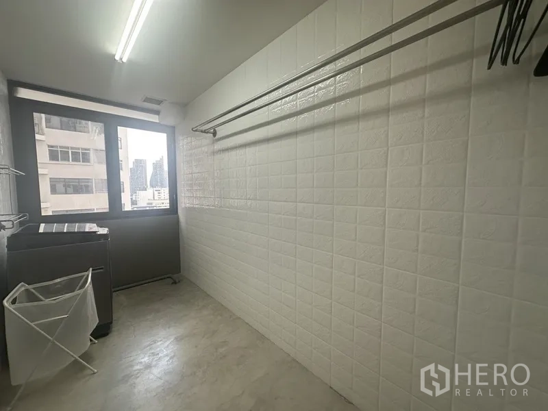 คอนโด ขายในWatthana, Bangkok - ห้องซักล้างพร้อมหน้าต่าง เครื่องซักผ้า และราวแขวน