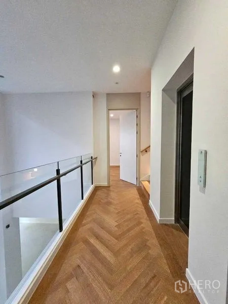 บ้าน ให้เช่าในWang Thonglang, Bangkok - โถงทางเดินราวกระจก อยู่ติดจุดกดลิฟต์