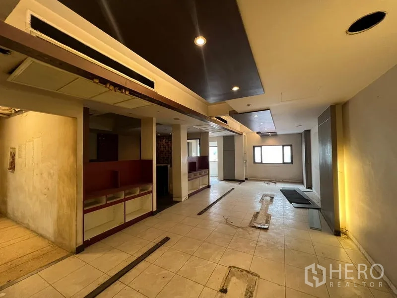 店屋 出售在Bang Rak, Bangkok - 开放式楼层，吊顶与筒灯，等待改造。