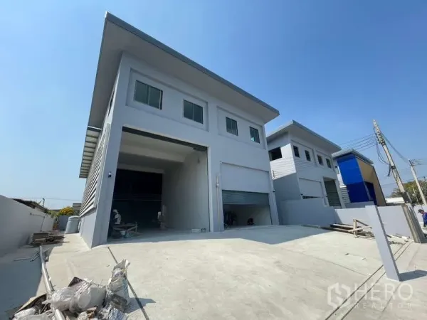 Warehouse for rent or sale in Krathum Baen, Samut Sakhon - Modern two-storey warehouse with wide loading bay, high roller shutter doors and a concrete forecourt in Krathum Baen.
