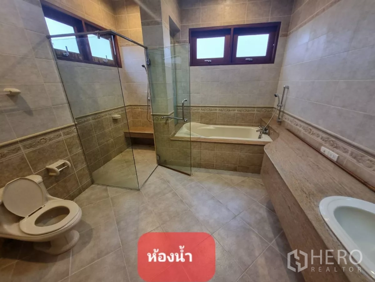 สำนักงานที่บ้าน ให้เช่าหรือขายในChatuchak, Bangkok - ห้องน้ำกว้างพร้อมอ่างอาบน้ำ ฝักบัวกระจก และเคาน์เตอร์ยาว