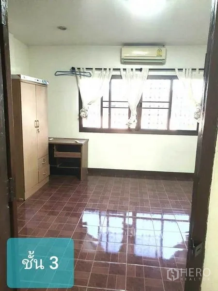 联排别墅 出售在Khlong Toei, Bangkok - 采光良好的卧室，多个窗户、空调与棕色地砖