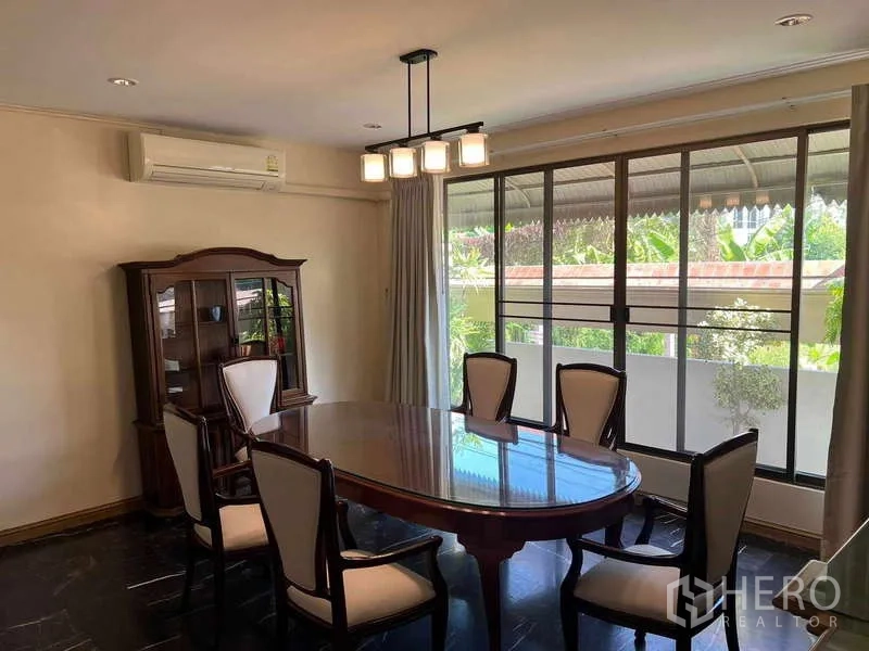 ทาวน์เฮาส์ ให้เช่าในKhlong Toei, Bangkok - ห้องอาหารแบบเป็นทางการ โต๊ะรูปวงรี เก้าอี้หกตัว และหน้าต่างบานใหญ่