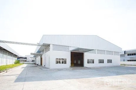 Factory for rent in Chachoengsao - Wide concrete yard in front of a modern factory building with large loading entrance.