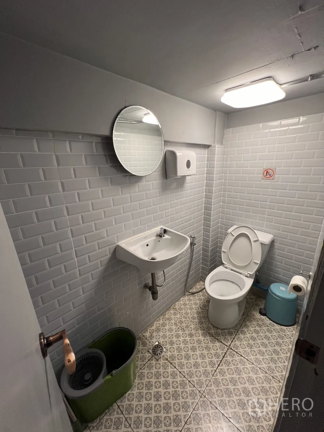 อาคารพาณิชย์ ให้เช่าหรือขายในWatthana, Bangkok - ห้องน้ำผนังกระเบื้องซับเวย์ กระจกกลม และพื้นลาย