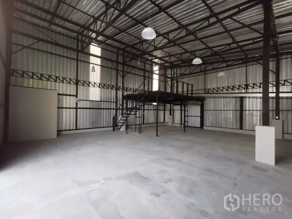 货栈 出租在Khlong Toei, Bangkok - 开阔仓库地面，金属桁架屋顶、吊灯与夹层平台。