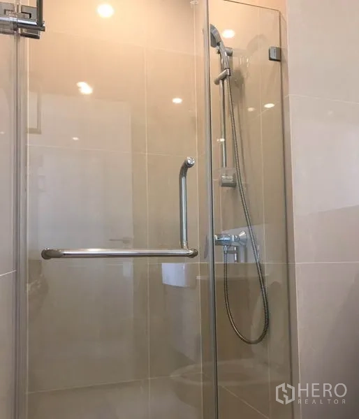 คอนโด ให้เช่าในHuai Khwang, Bangkok - ห้องน้ำโมเดิร์นพร้อมตู้ Shower กระจกและฝักบัวแบบสายอ่อน
