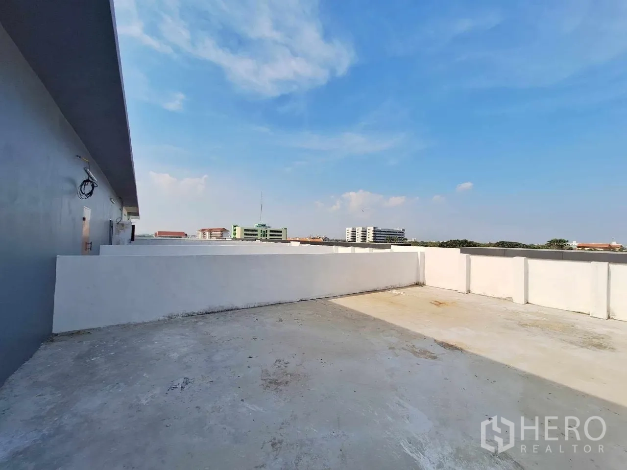 Home Office for sale in Bueng Kum, Bangkok - Private rooftop terrace with city and sky views, ideal for breaks or events.