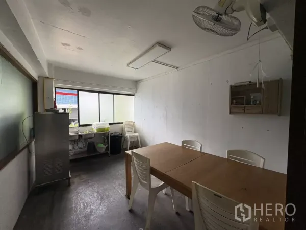 办公空间 出租在Watthana, Bangkok - 紧凑的茶水间/休息室，配桌椅、水槽和窗户。