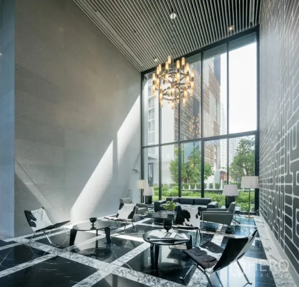 คอนโด ให้เช่าในKhlong Toei, Bangkok - ล็อบบี้เพดานสูง โคมระย้า พื้นหินอ่อน พร้อมมุมนั่งพักรับวิวสวน