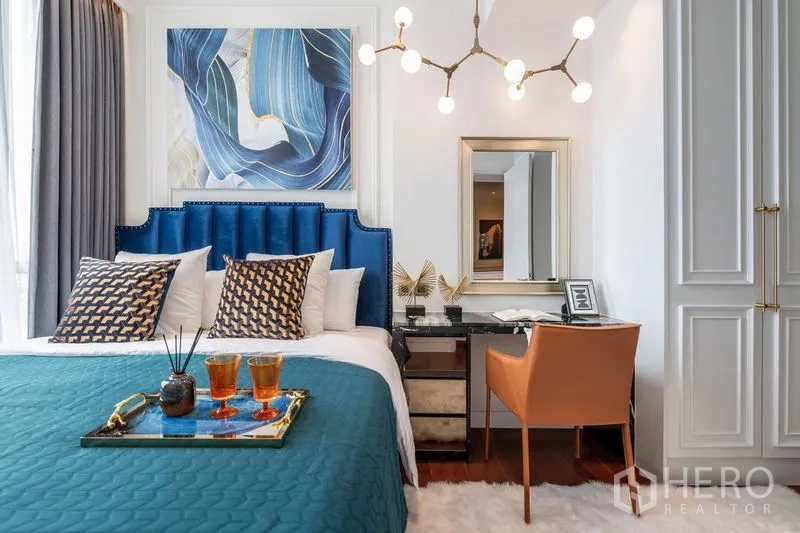 คอนโด ให้เช่าในWatthana, Bangkok - มุมห้องนอนพร้อมหัวเตียงสีน้ำเงิน โต๊ะข้างและโต๊ะทำงาน โคมไฟโมเดิร์น