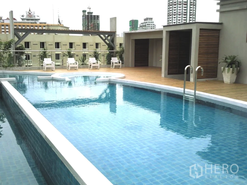 公寓 出租在Khlong Toei, Bangkok - 屋顶游泳池，日光平台与城市景观。