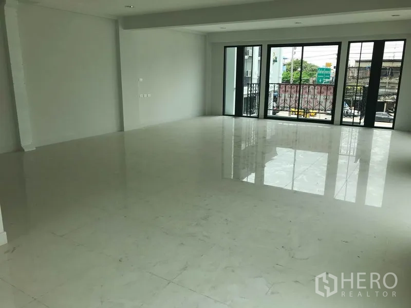 สำนักงานที่บ้าน ให้เช่าในSuan Luang, Bangkok - ชั้นบนพื้นที่โล่ง ประตูบานเลื่อนกระจกเชื่อมระเบียงเล็ก หันหน้าออกถนน